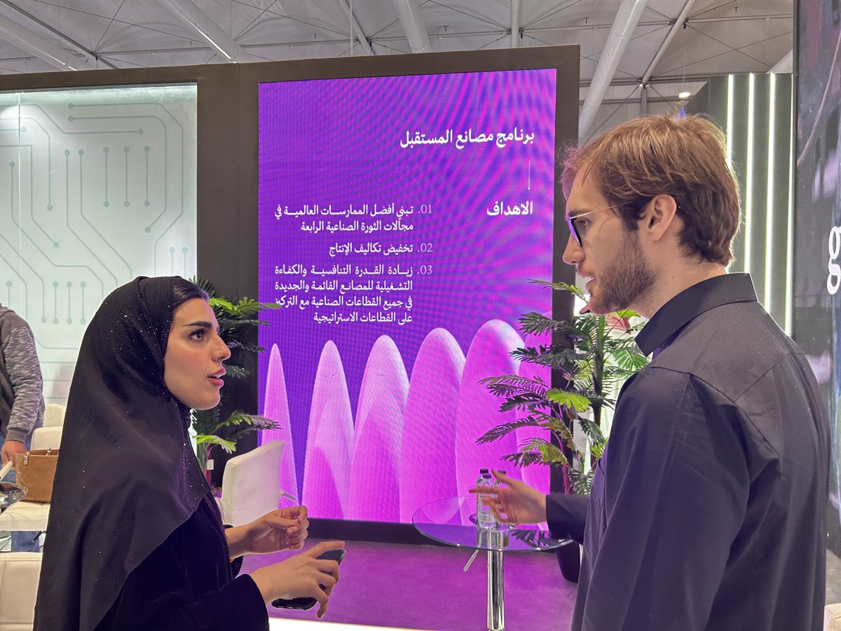 Conversation on the exhibition floor in Riyadh.