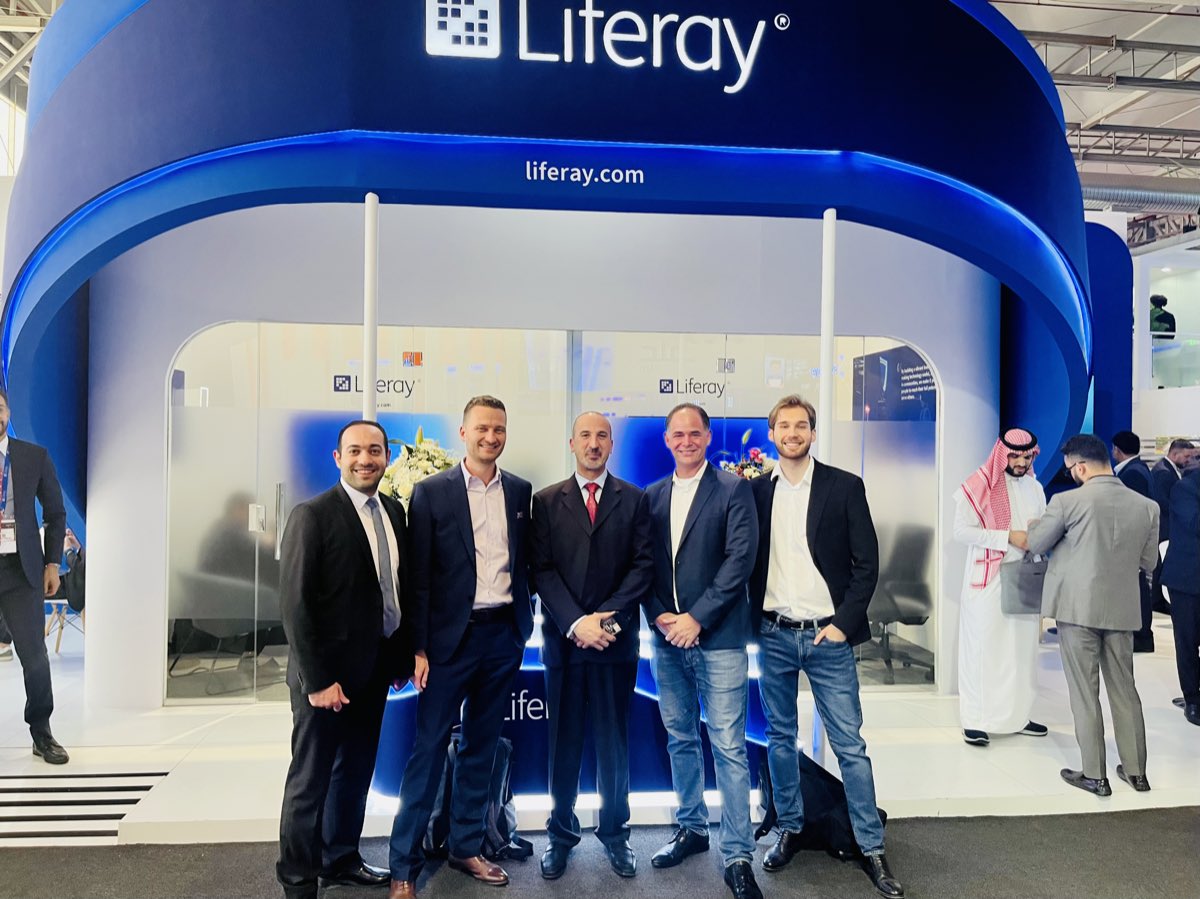 Group photo with the Liferay team at the Liferay stand in Riyadh.