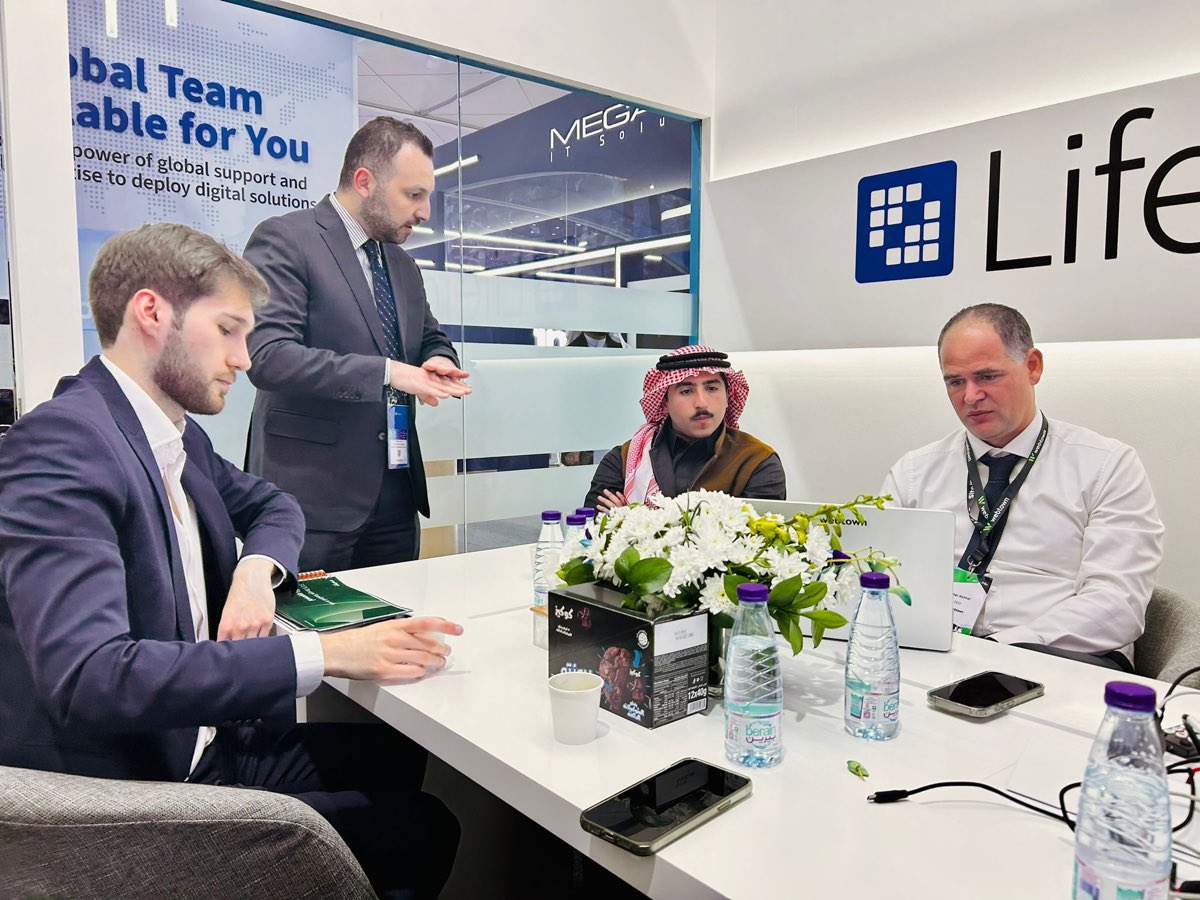 Partner meeting at the Liferay stand in Riyadh.